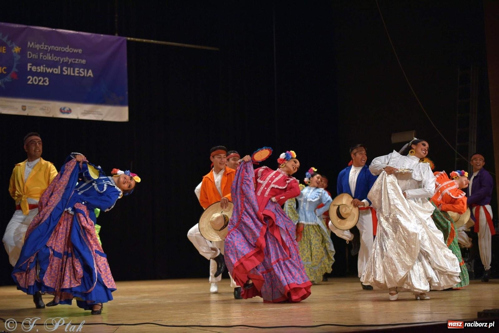 Zdjęcie w galerii na portalu naszraciborz.pl: Śląskie bez granic. Folklor z całego świata zagościł w Raciborzu [FOTO i WIDEO] wiadomości z regionu