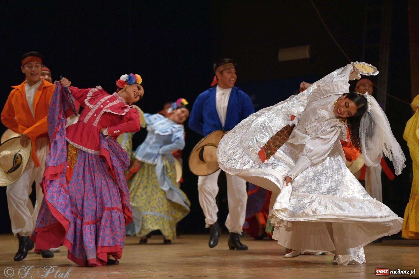 Zdjęcie w galerii na portalu naszraciborz.pl: Śląskie bez granic. Folklor z całego świata zagościł w Raciborzu [FOTO i WIDEO] wiadomości z regionu