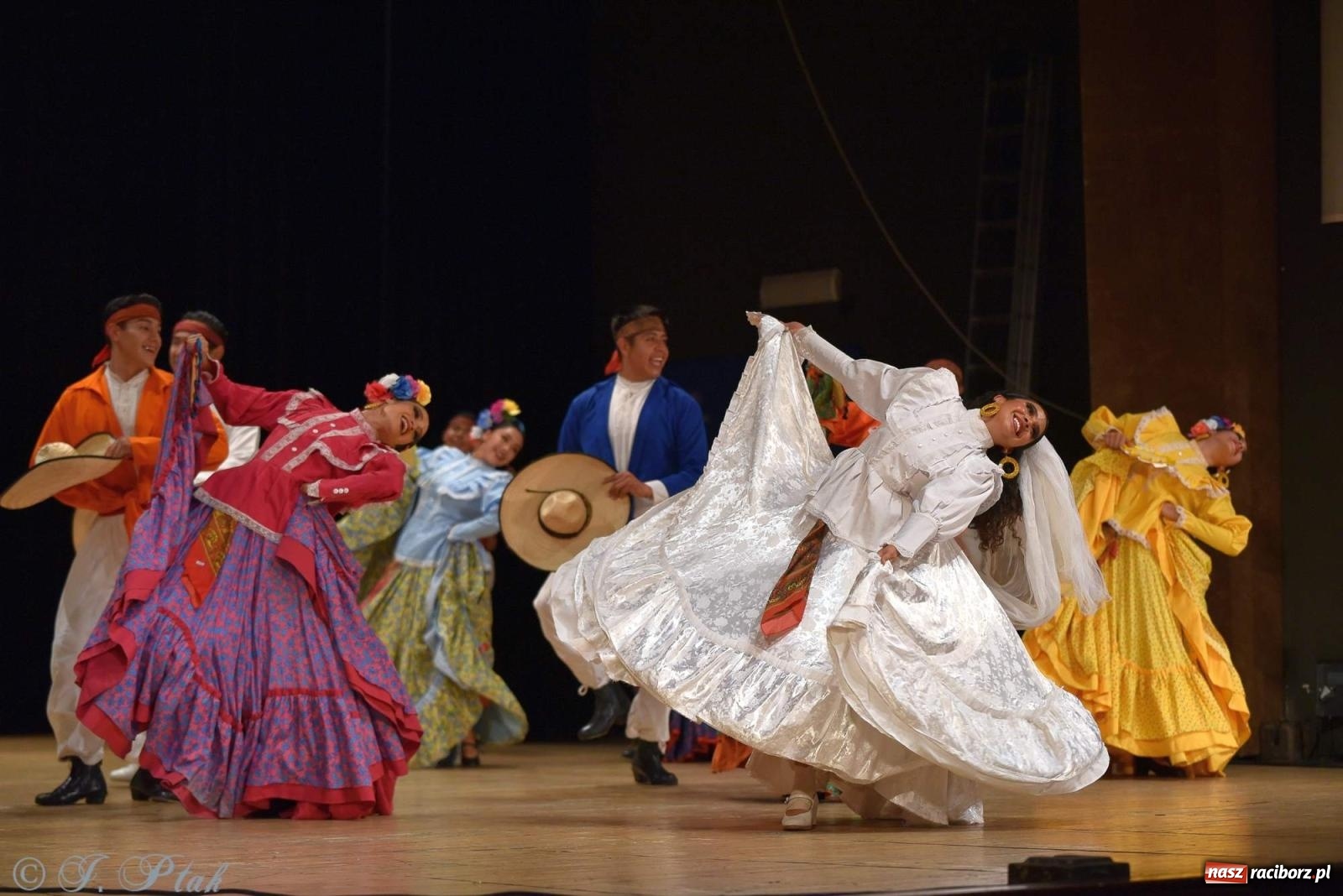 Zdjęcie w galerii na portalu naszraciborz.pl: Śląskie bez granic. Folklor z całego świata zagościł w Raciborzu [FOTO i WIDEO] wiadomości z regionu