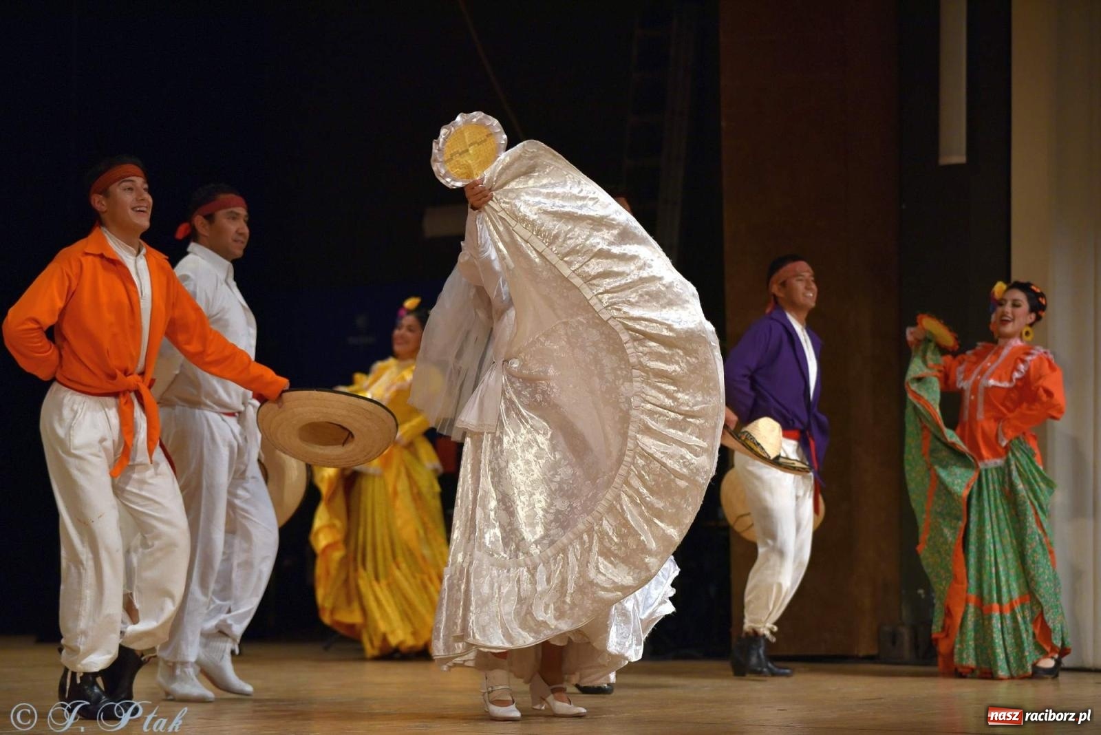 Zdjęcie w galerii na portalu naszraciborz.pl: Śląskie bez granic. Folklor z całego świata zagościł w Raciborzu [FOTO i WIDEO] wiadomości z regionu