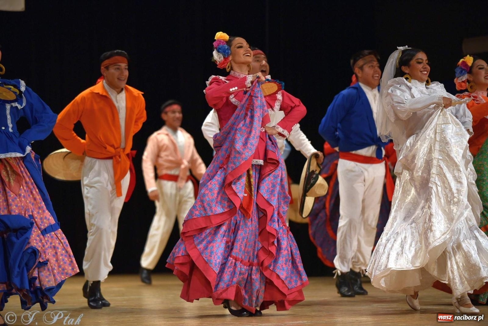 Zdjęcie w galerii na portalu naszraciborz.pl: Śląskie bez granic. Folklor z całego świata zagościł w Raciborzu [FOTO i WIDEO] wiadomości z regionu