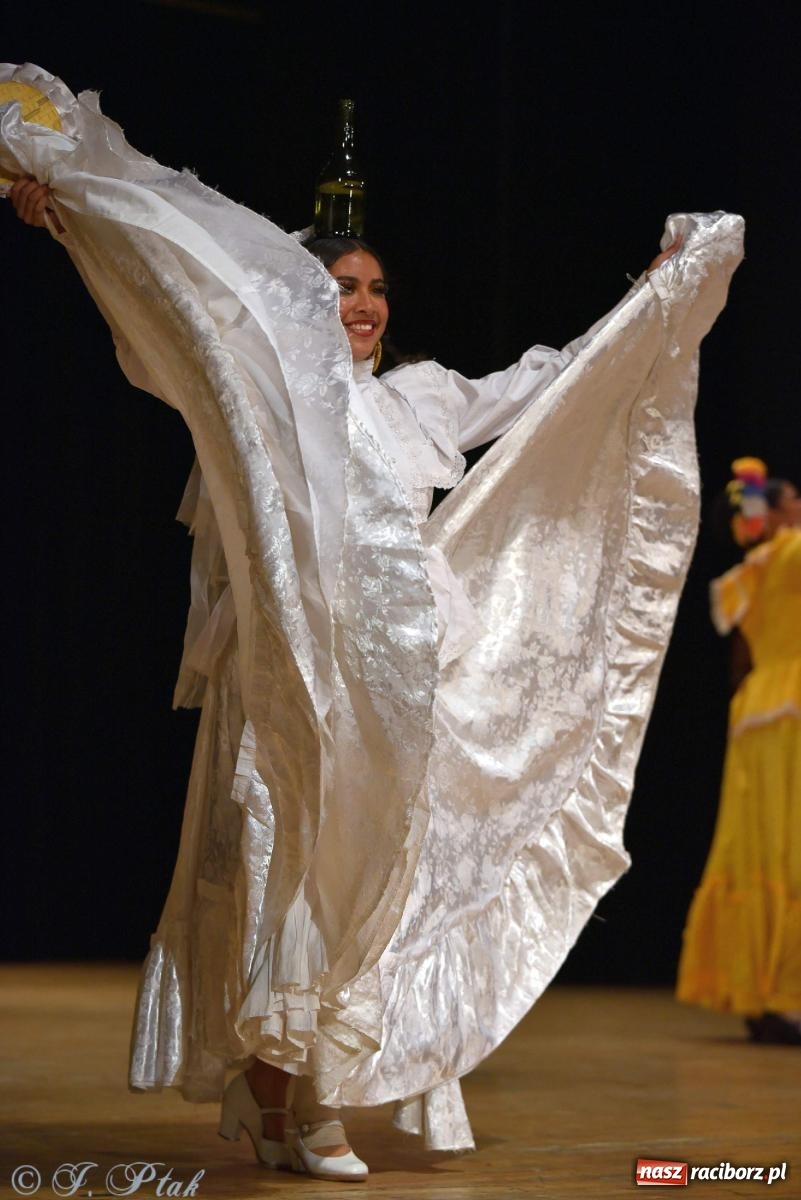 Zdjęcie w galerii na portalu naszraciborz.pl: Śląskie bez granic. Folklor z całego świata zagościł w Raciborzu [FOTO i WIDEO] wiadomości z regionu