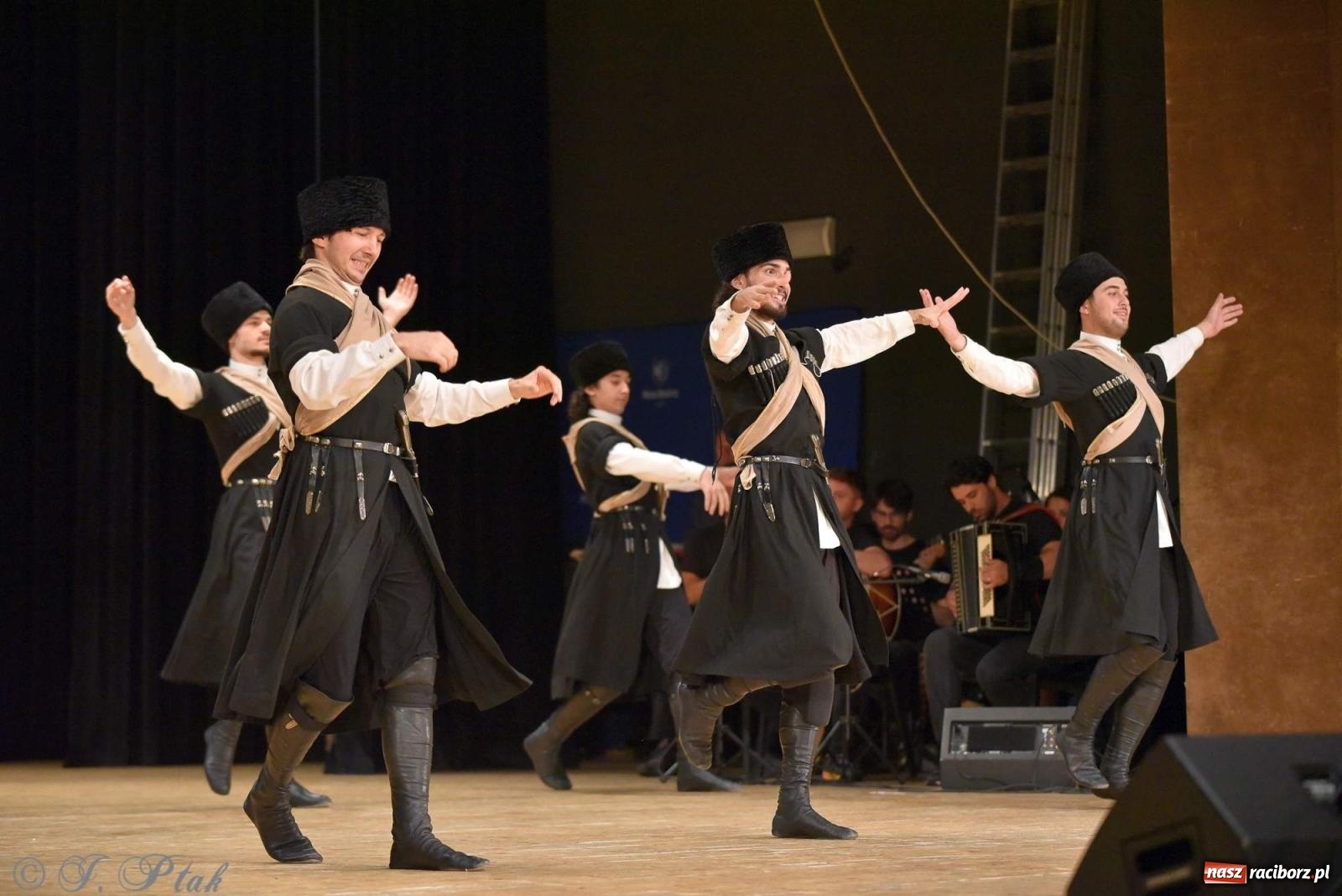 Zdjęcie w galerii na portalu naszraciborz.pl: Śląskie bez granic. Folklor z całego świata zagościł w Raciborzu [FOTO i WIDEO] wiadomości z regionu