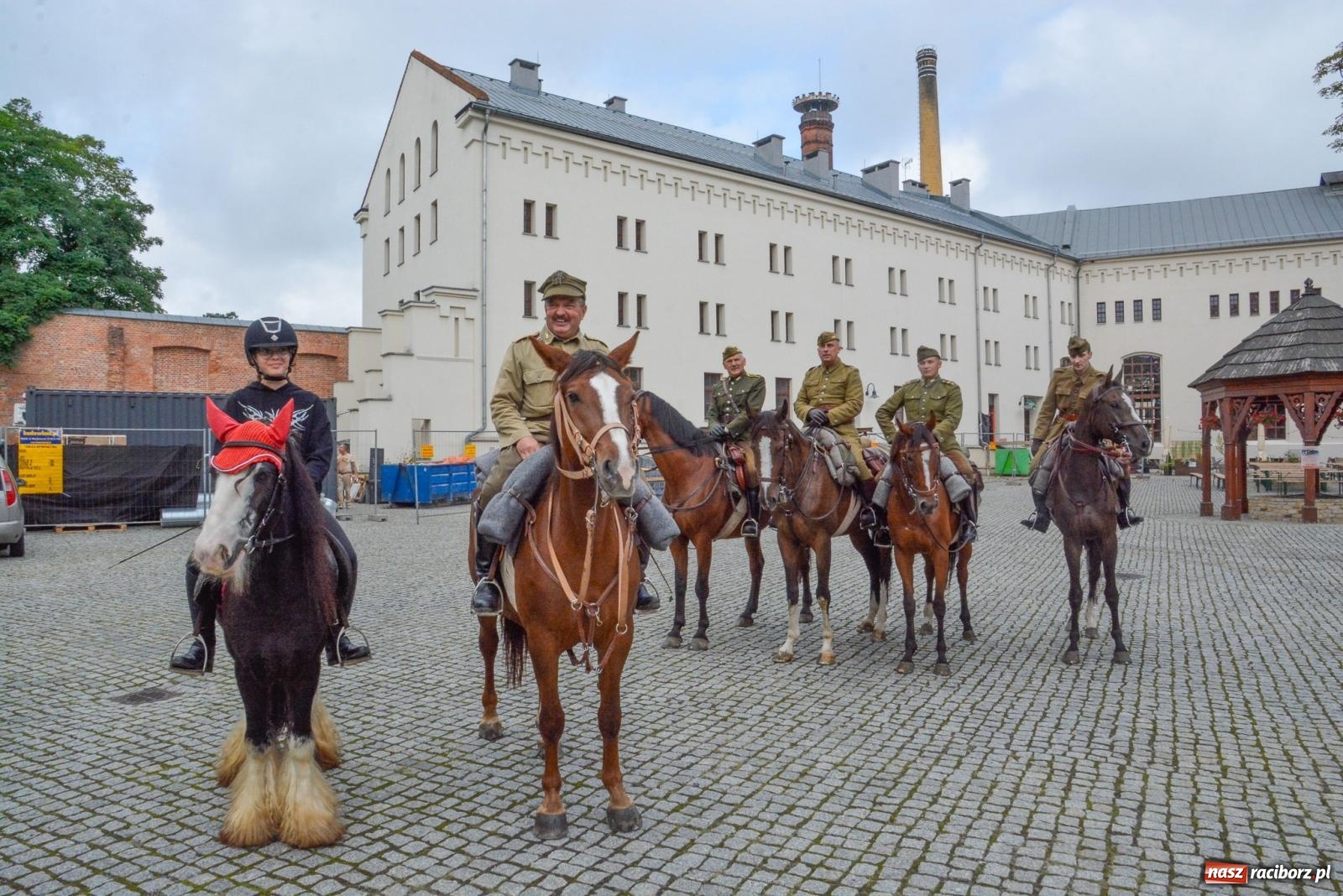 Zdjęcie w galerii na portalu naszraciborz.pl: Racibórz-Królowe. Z zamku wyruszył rajd konny [FOTO i WIDEO] wiadomości z regionu
