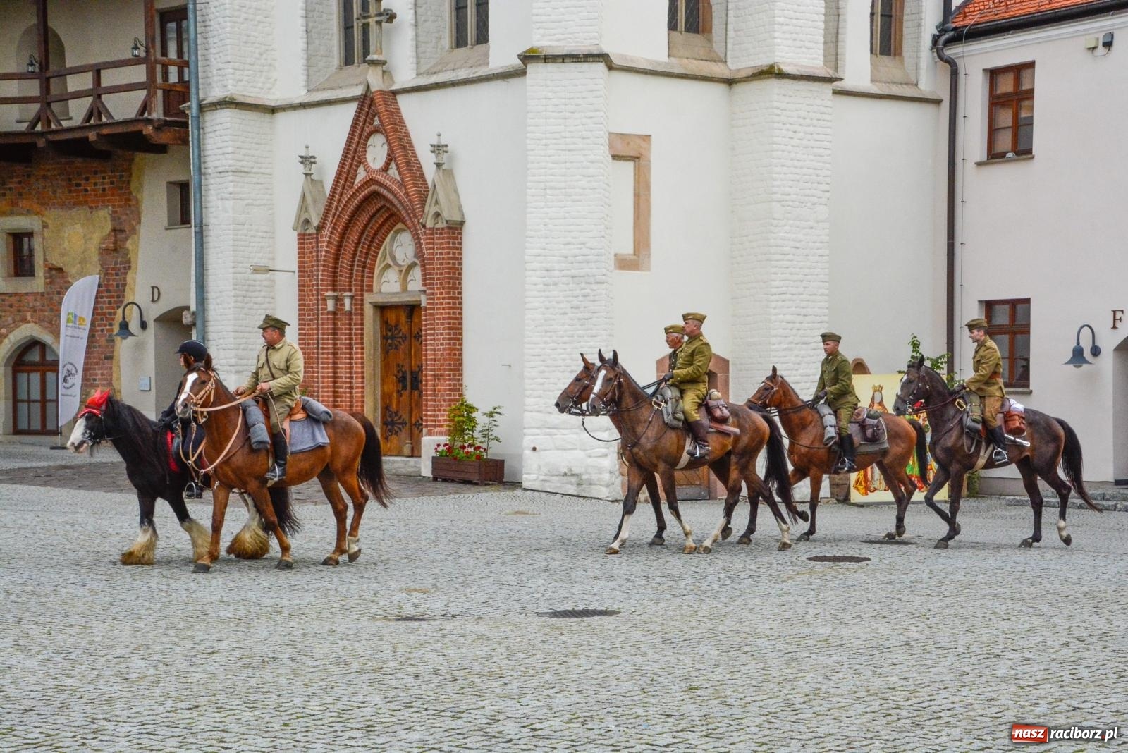 Zdjęcie w galerii na portalu naszraciborz.pl: Racibórz-Królowe. Z zamku wyruszył rajd konny [FOTO i WIDEO] wiadomości z regionu