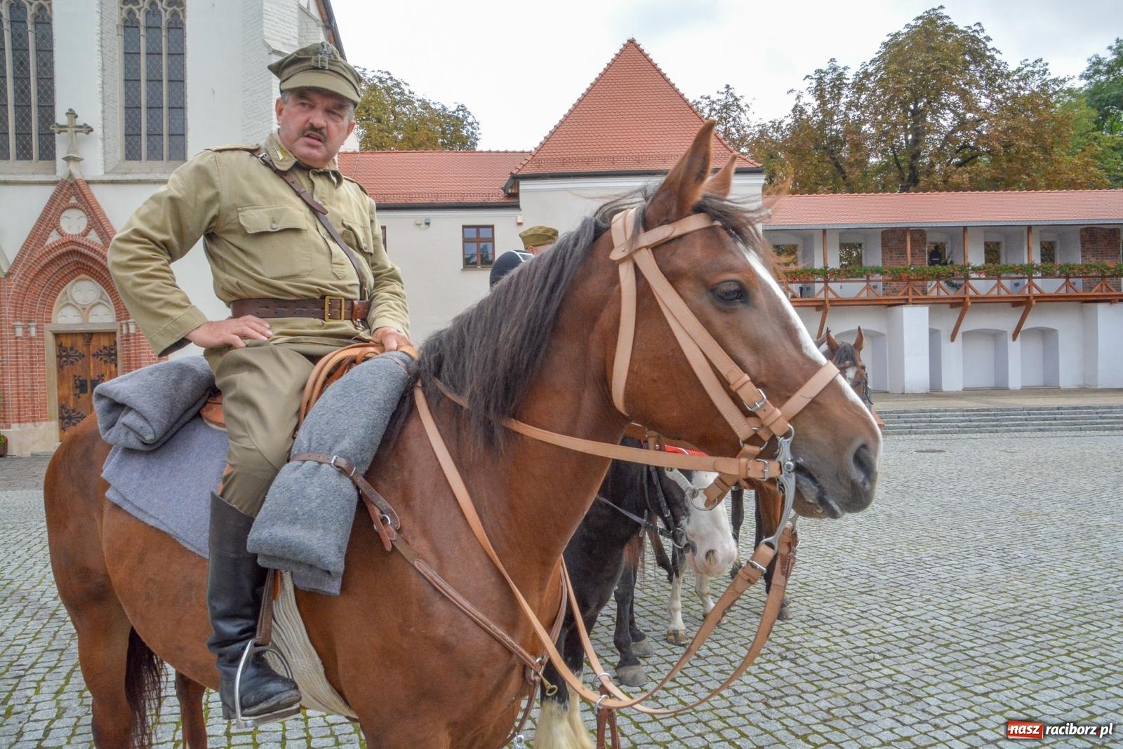Zdjęcie w galerii na portalu naszraciborz.pl: Racibórz-Królowe. Z zamku wyruszył rajd konny [FOTO i WIDEO] wiadomości z regionu