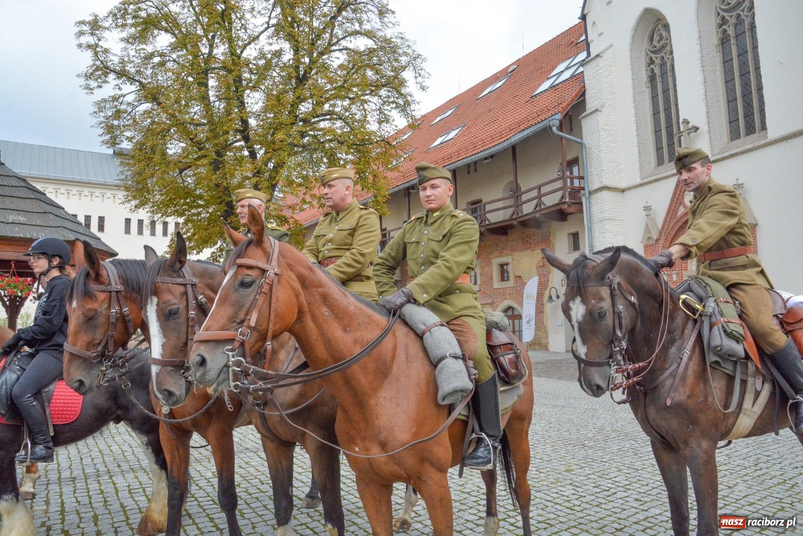 Zdjęcie w galerii na portalu naszraciborz.pl: Racibórz-Królowe. Z zamku wyruszył rajd konny [FOTO i WIDEO] wiadomości z regionu