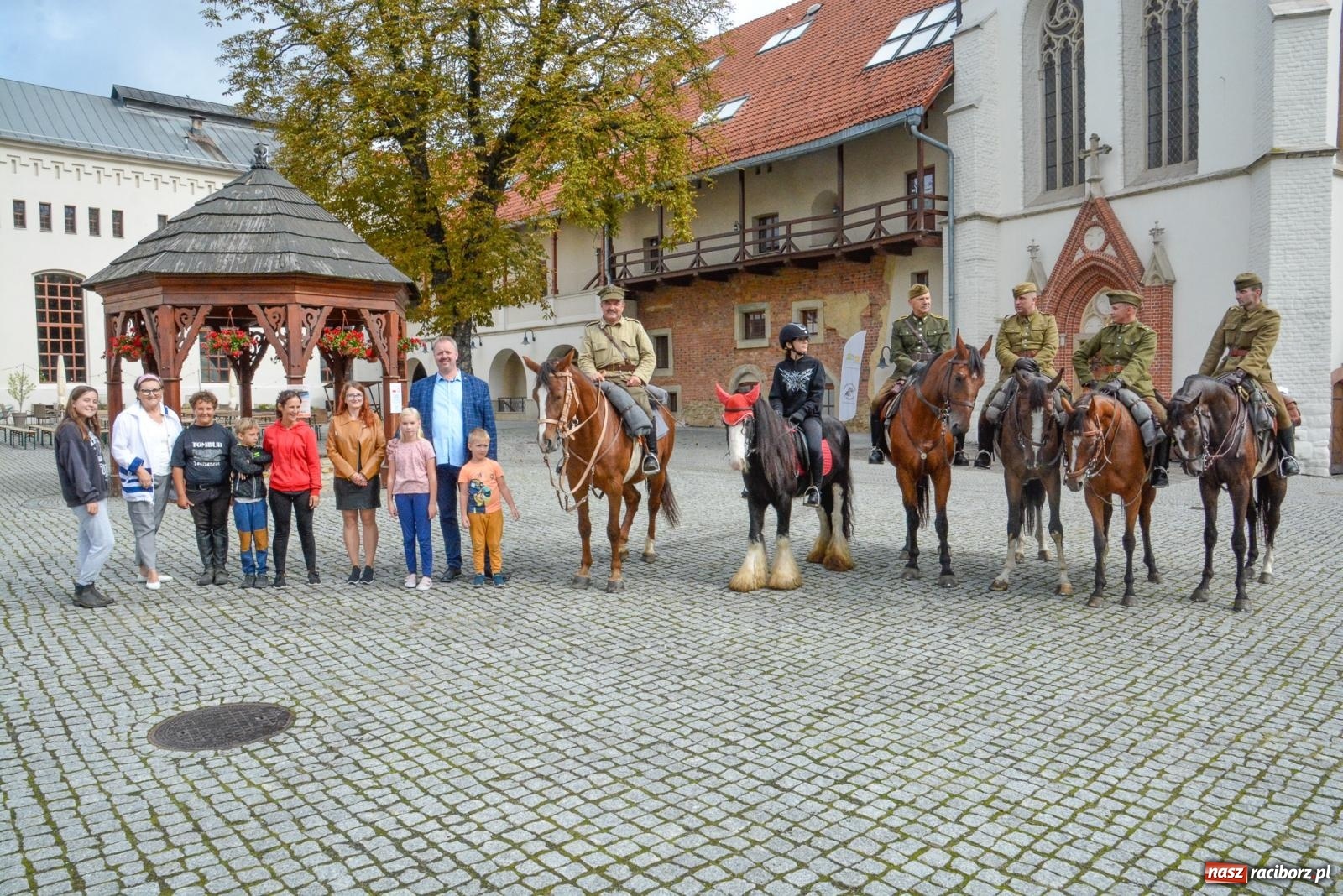 Zdjęcie w galerii na portalu naszraciborz.pl: Racibórz-Królowe. Z zamku wyruszył rajd konny [FOTO i WIDEO] wiadomości z regionu