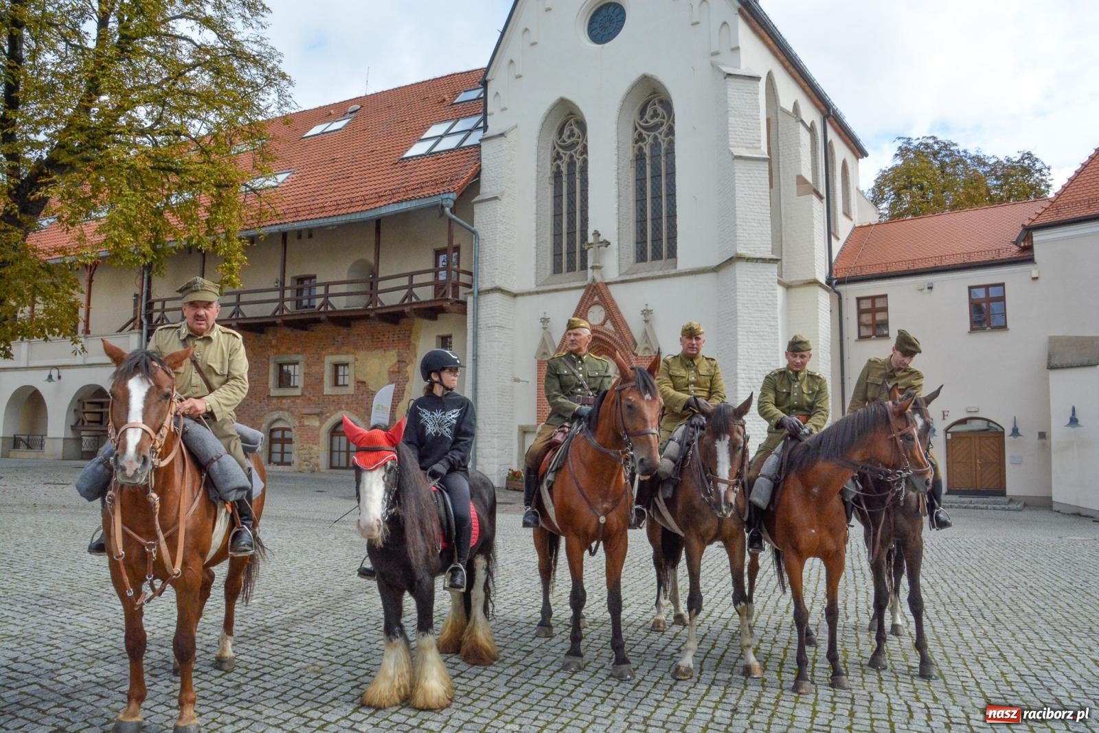 Zdjęcie w galerii na portalu naszraciborz.pl: Racibórz-Królowe. Z zamku wyruszył rajd konny [FOTO i WIDEO] wiadomości z regionu