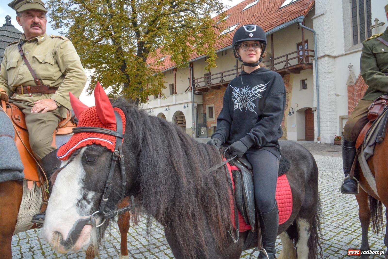 Zdjęcie w galerii na portalu naszraciborz.pl: Racibórz-Królowe. Z zamku wyruszył rajd konny [FOTO i WIDEO] wiadomości z regionu