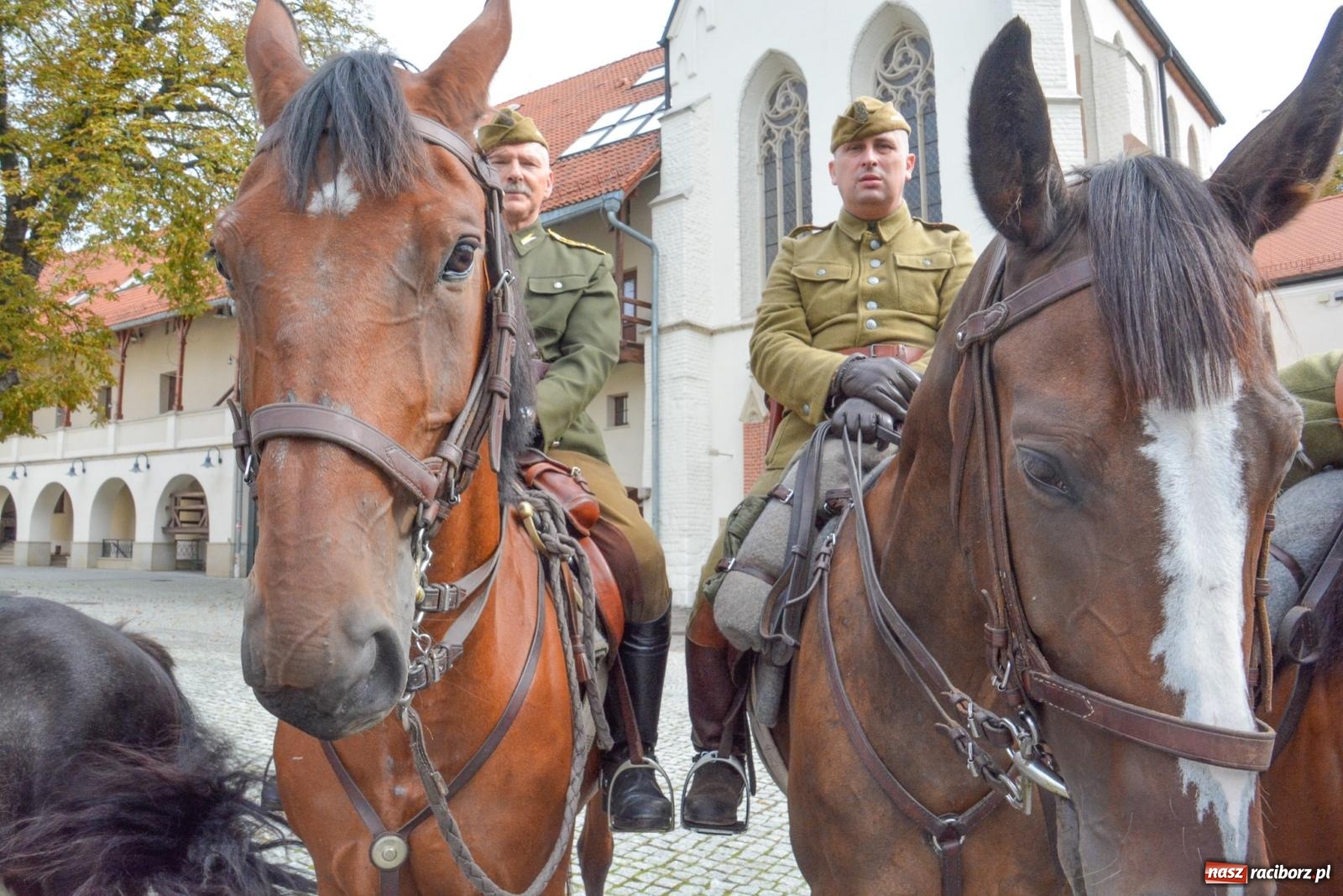 Zdjęcie w galerii na portalu naszraciborz.pl: Racibórz-Królowe. Z zamku wyruszył rajd konny [FOTO i WIDEO] wiadomości z regionu