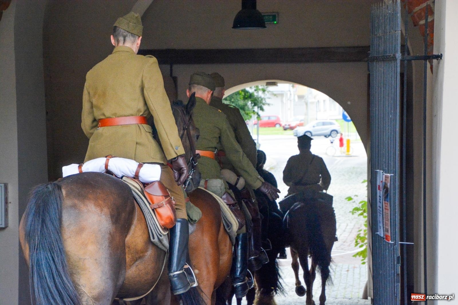 Zdjęcie w galerii na portalu naszraciborz.pl: Racibórz-Królowe. Z zamku wyruszył rajd konny [FOTO i WIDEO] wiadomości z regionu