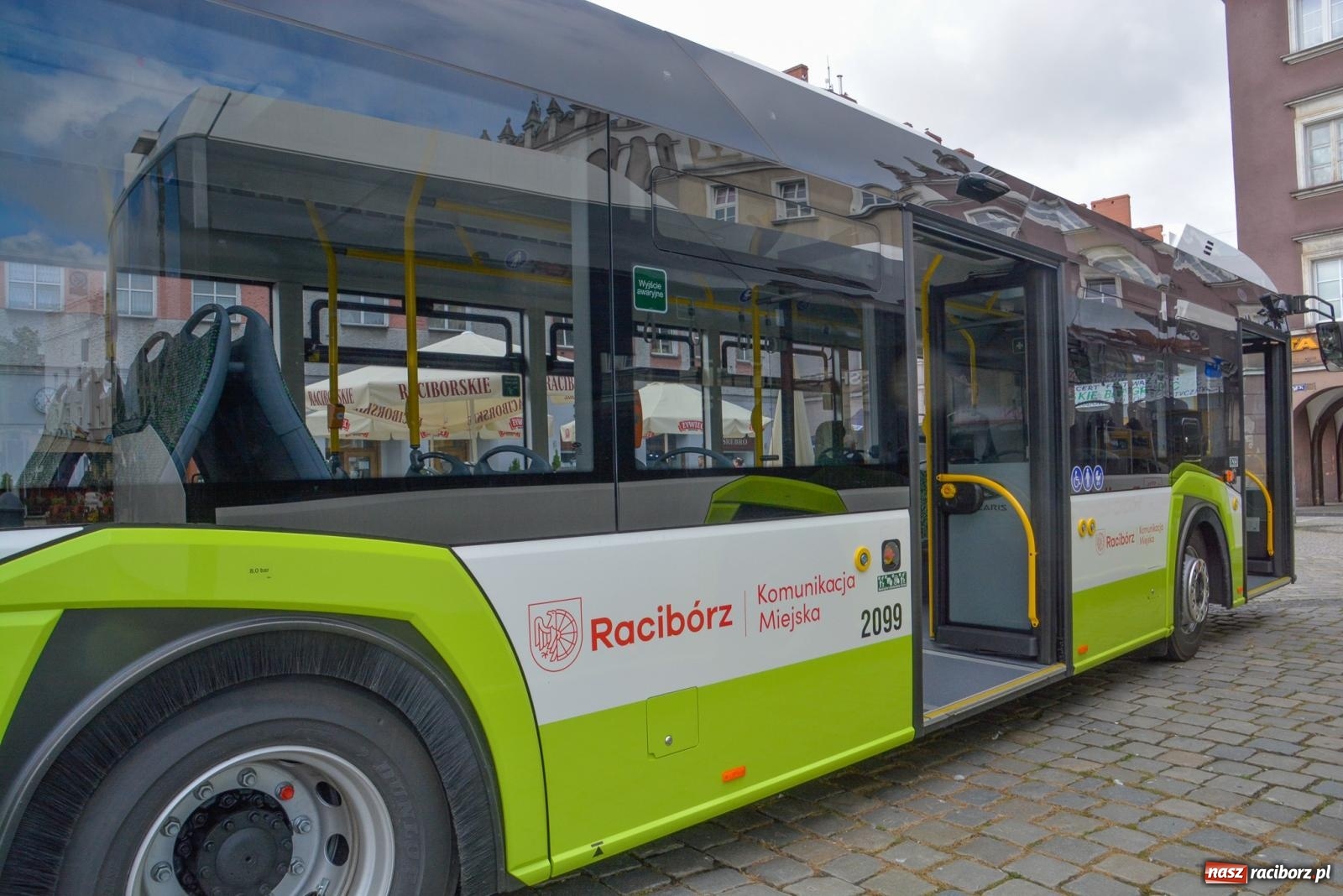 Zdjęcie w galerii na portalu naszraciborz.pl: Raciborskie PK pokazało na Rynku dwa nowe Solarisy [FOTO i WIDEO] wiadomości z regionu