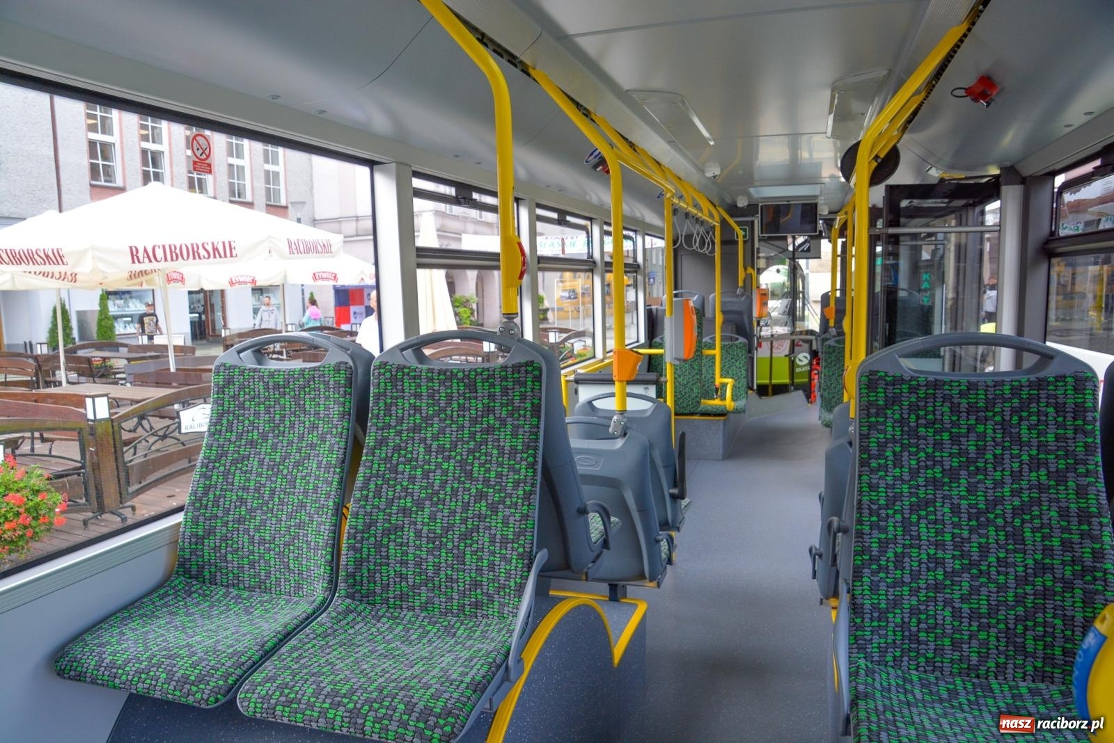 Zdjęcie w galerii na portalu naszraciborz.pl: Raciborskie PK pokazało na Rynku dwa nowe Solarisy [FOTO i WIDEO] wiadomości z regionu