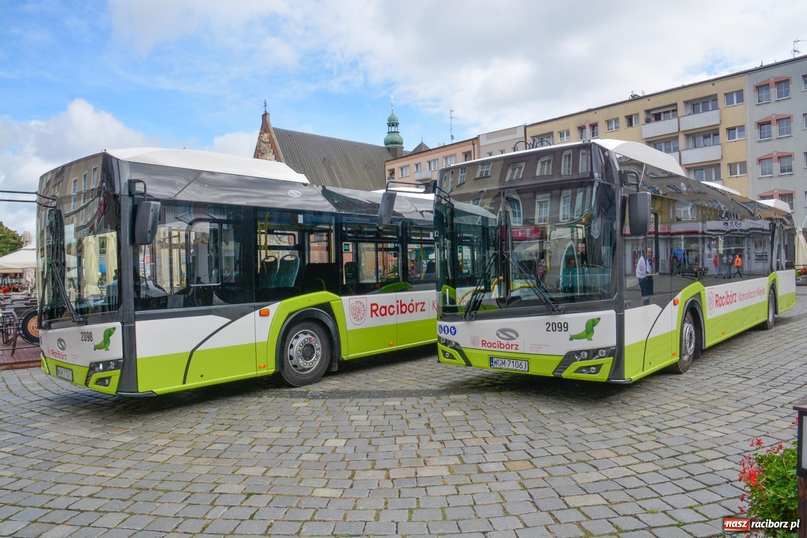 Zdjęcie w galerii na portalu naszraciborz.pl: Raciborskie PK pokazało na Rynku dwa nowe Solarisy [FOTO i WIDEO] wiadomości z regionu