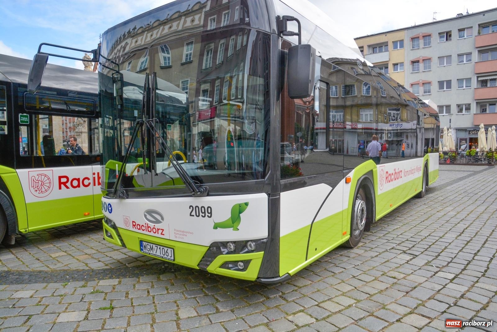 Zdjęcie w galerii na portalu naszraciborz.pl: Raciborskie PK pokazało na Rynku dwa nowe Solarisy [FOTO i WIDEO] wiadomości z regionu