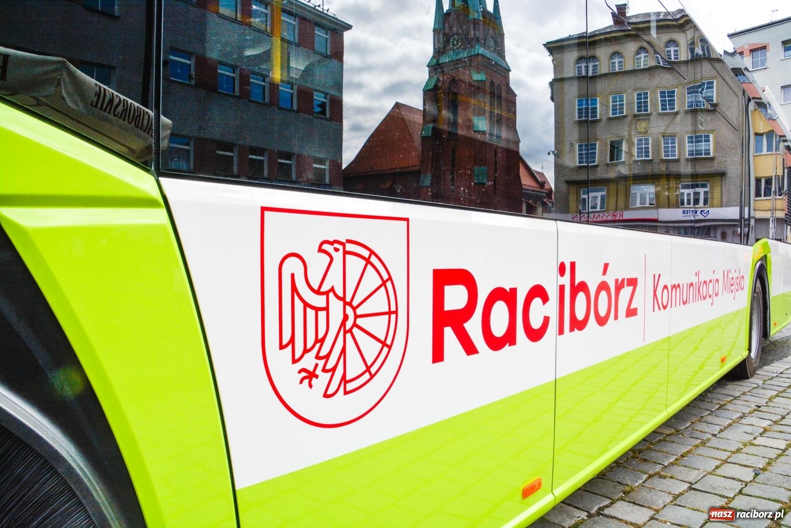 Zdjęcie w galerii na portalu naszraciborz.pl: Raciborskie PK pokazało na Rynku dwa nowe Solarisy [FOTO i WIDEO] wiadomości z regionu