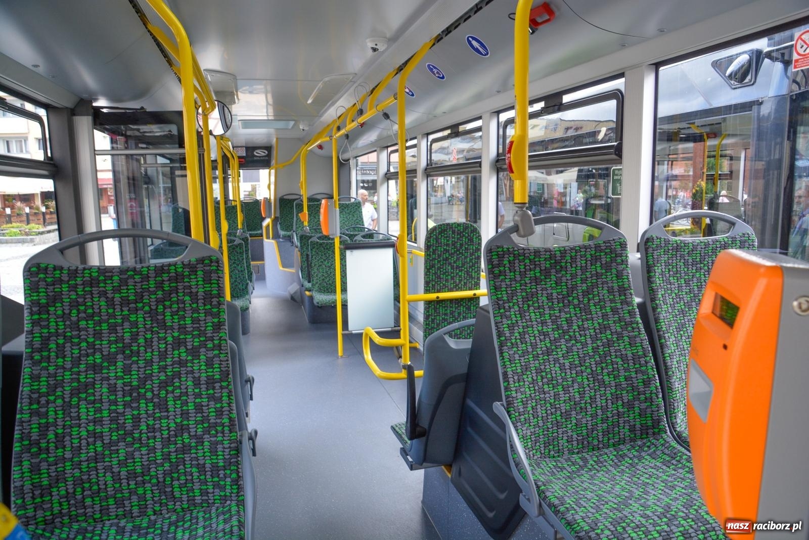 Zdjęcie w galerii na portalu naszraciborz.pl: Raciborskie PK pokazało na Rynku dwa nowe Solarisy [FOTO i WIDEO] wiadomości z regionu