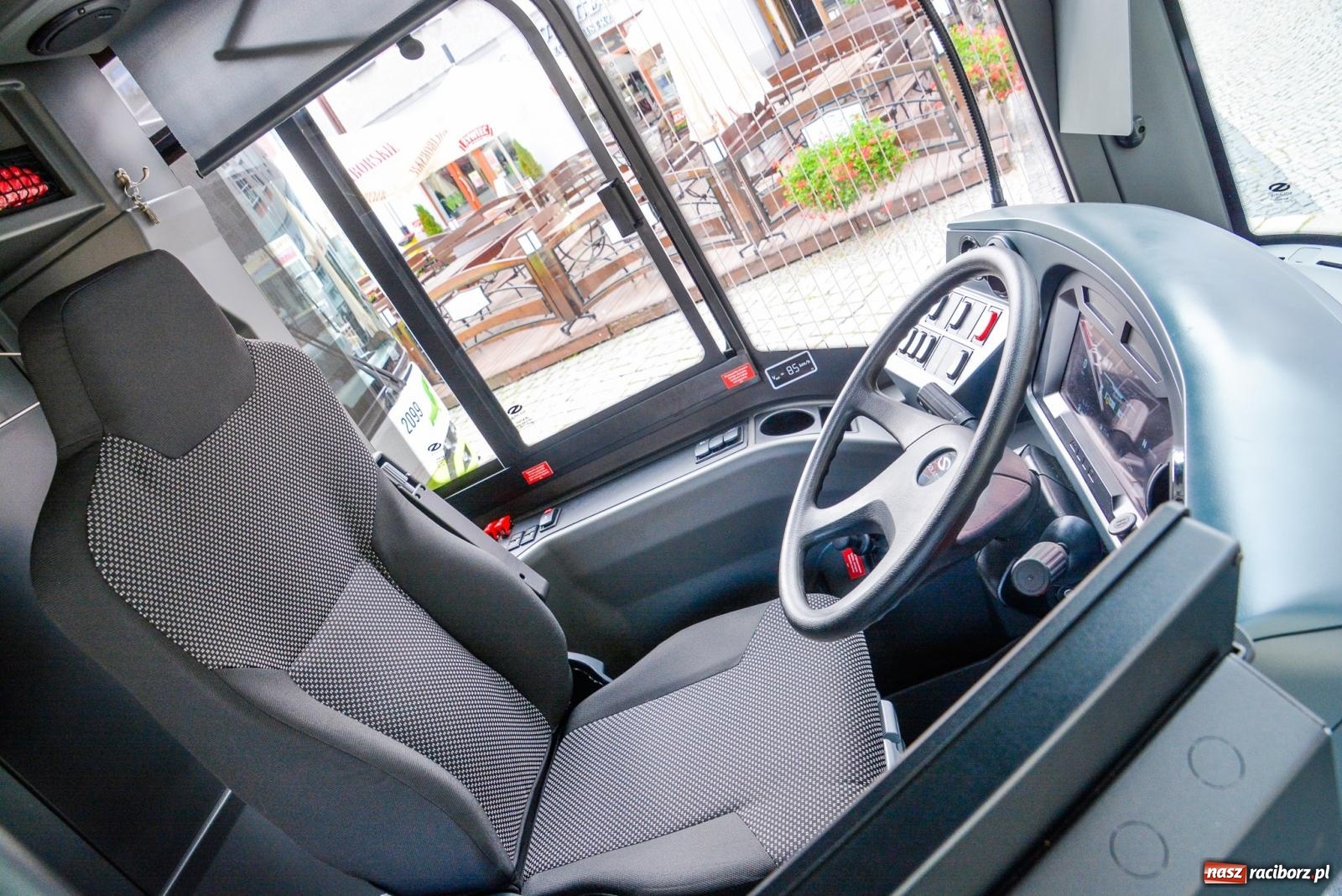 Zdjęcie w galerii na portalu naszraciborz.pl: Raciborskie PK pokazało na Rynku dwa nowe Solarisy [FOTO i WIDEO] wiadomości z regionu