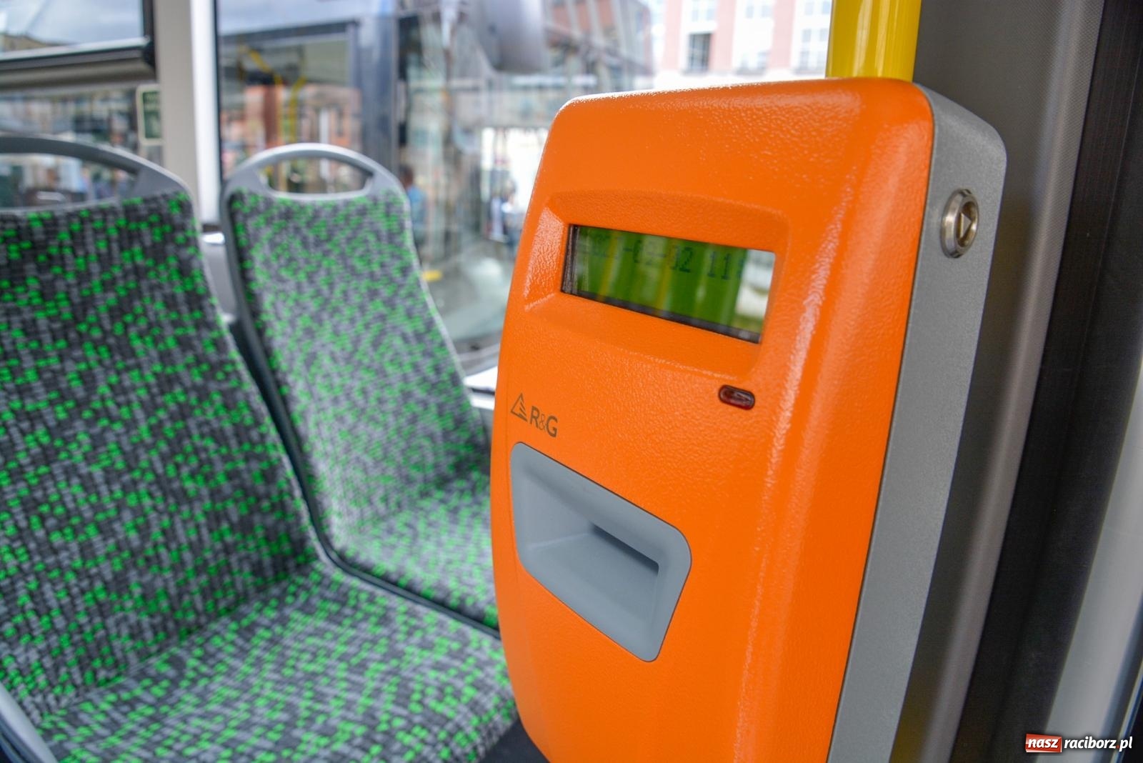 Zdjęcie w galerii na portalu naszraciborz.pl: Raciborskie PK pokazało na Rynku dwa nowe Solarisy [FOTO i WIDEO] wiadomości z regionu