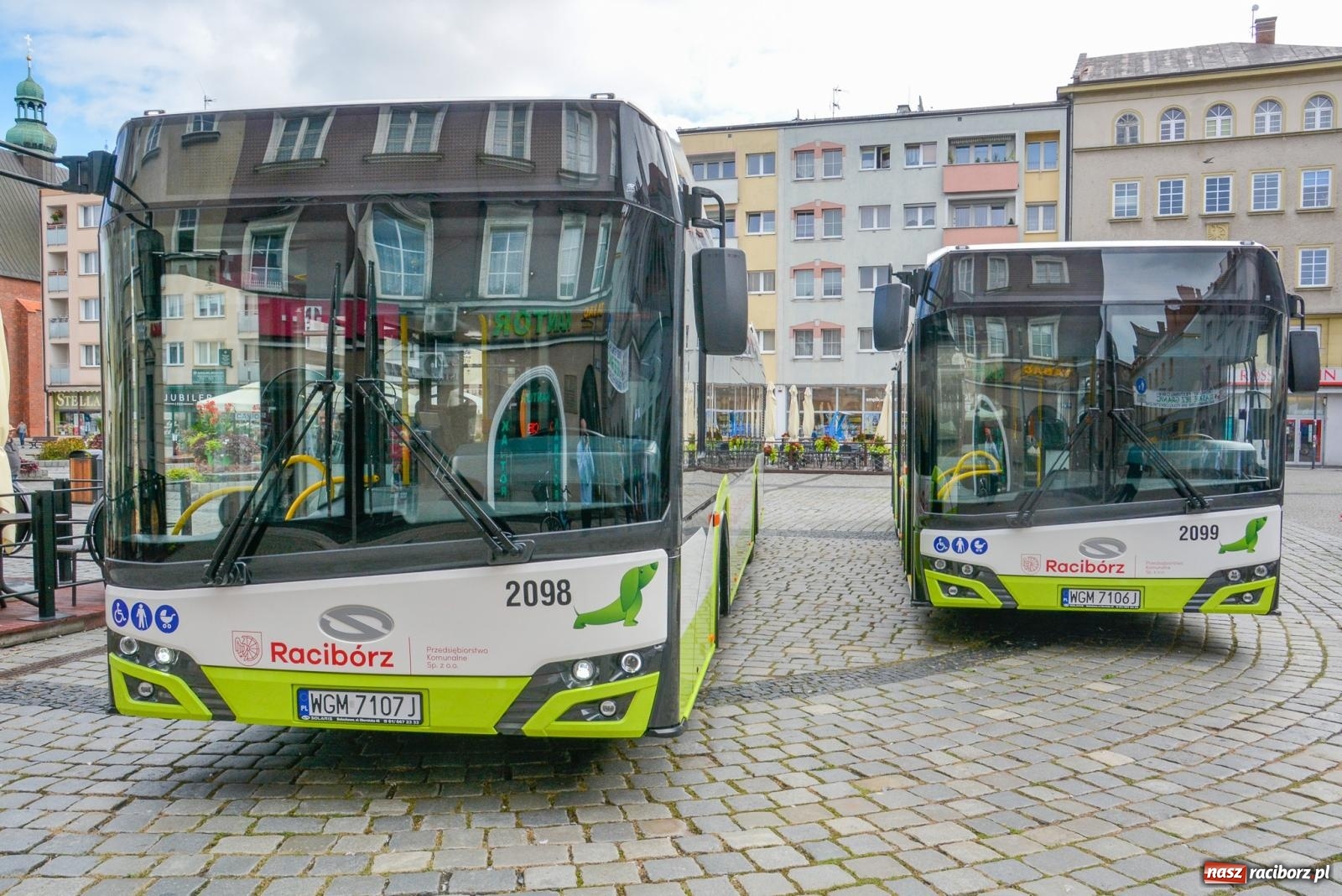 Zdjęcie w galerii na portalu naszraciborz.pl: Raciborskie PK pokazało na Rynku dwa nowe Solarisy [FOTO i WIDEO] wiadomości z regionu