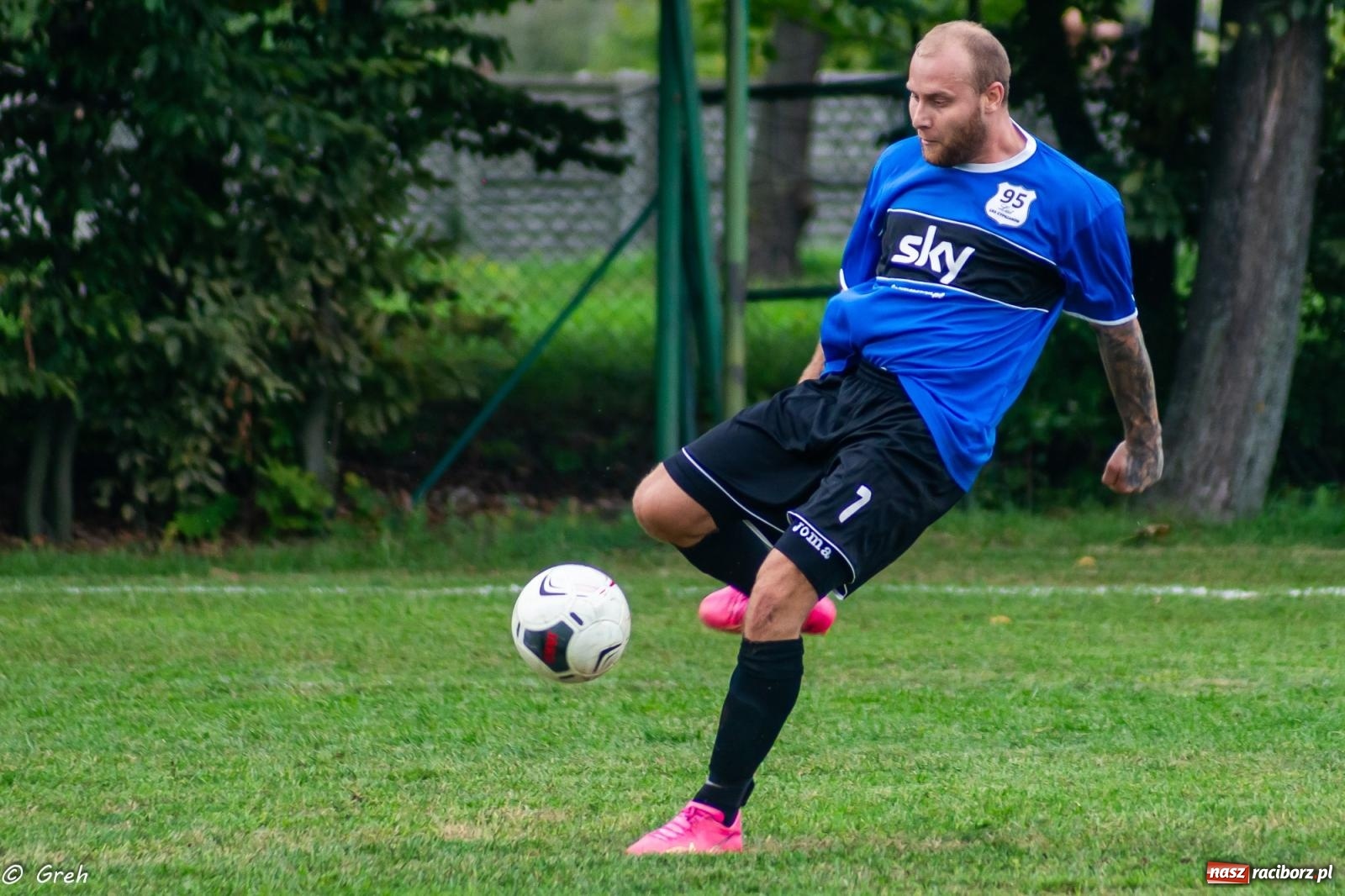 Zdjęcie w galerii na portalu naszraciborz.pl: Cieniawa-Tatara show przy Sudeckiej. Wicher na kolanach [FOTO] wiadomości z regionu