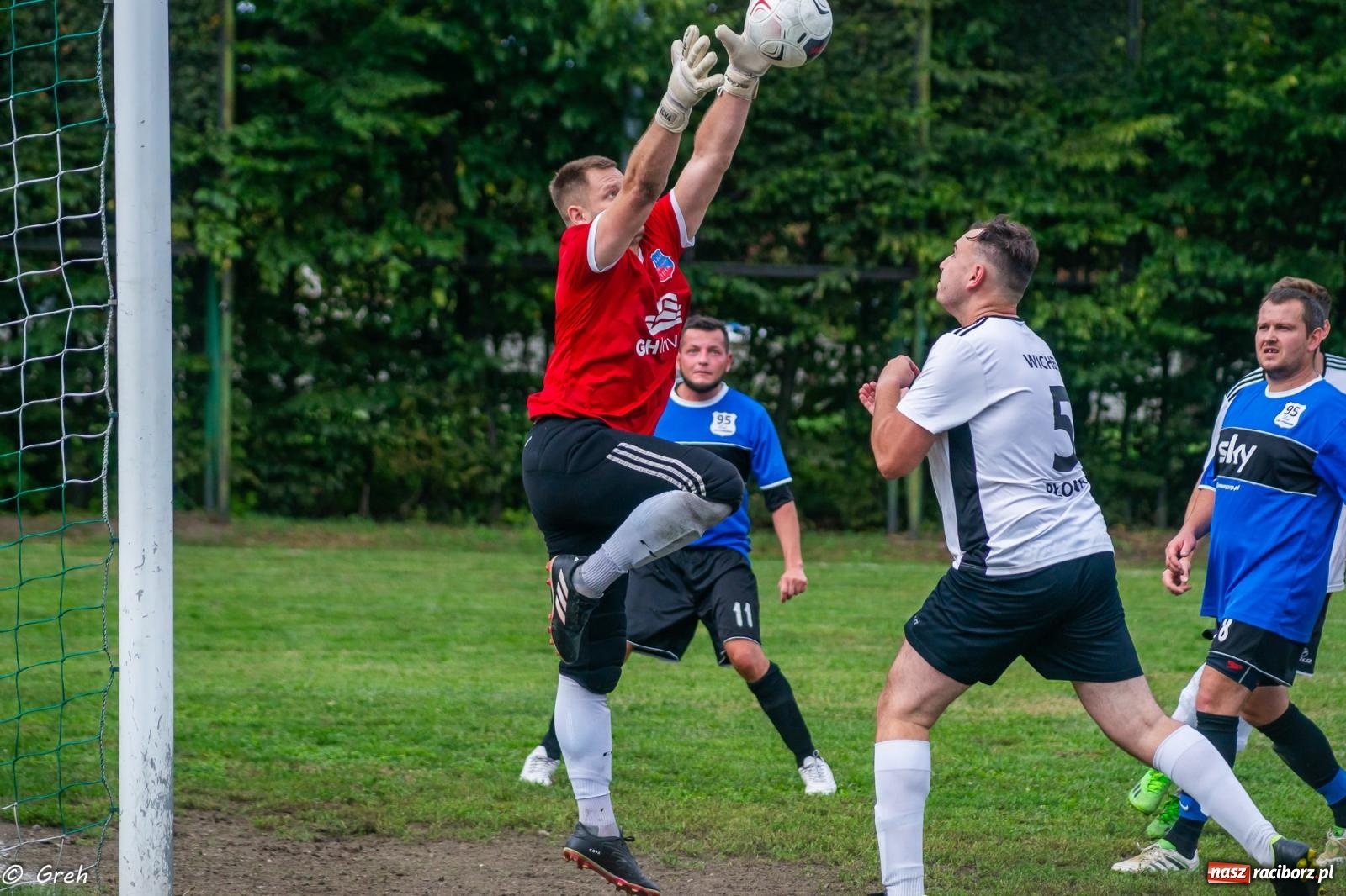 Zdjęcie w galerii na portalu naszraciborz.pl: Cieniawa-Tatara show przy Sudeckiej. Wicher na kolanach [FOTO] wiadomości z regionu