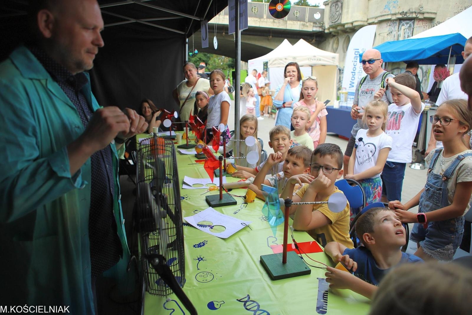 Zdjęcie w galerii na portalu naszraciborz.pl: Festiwal Odkrywców na raciborskich bulwarach wiadomości z regionu
