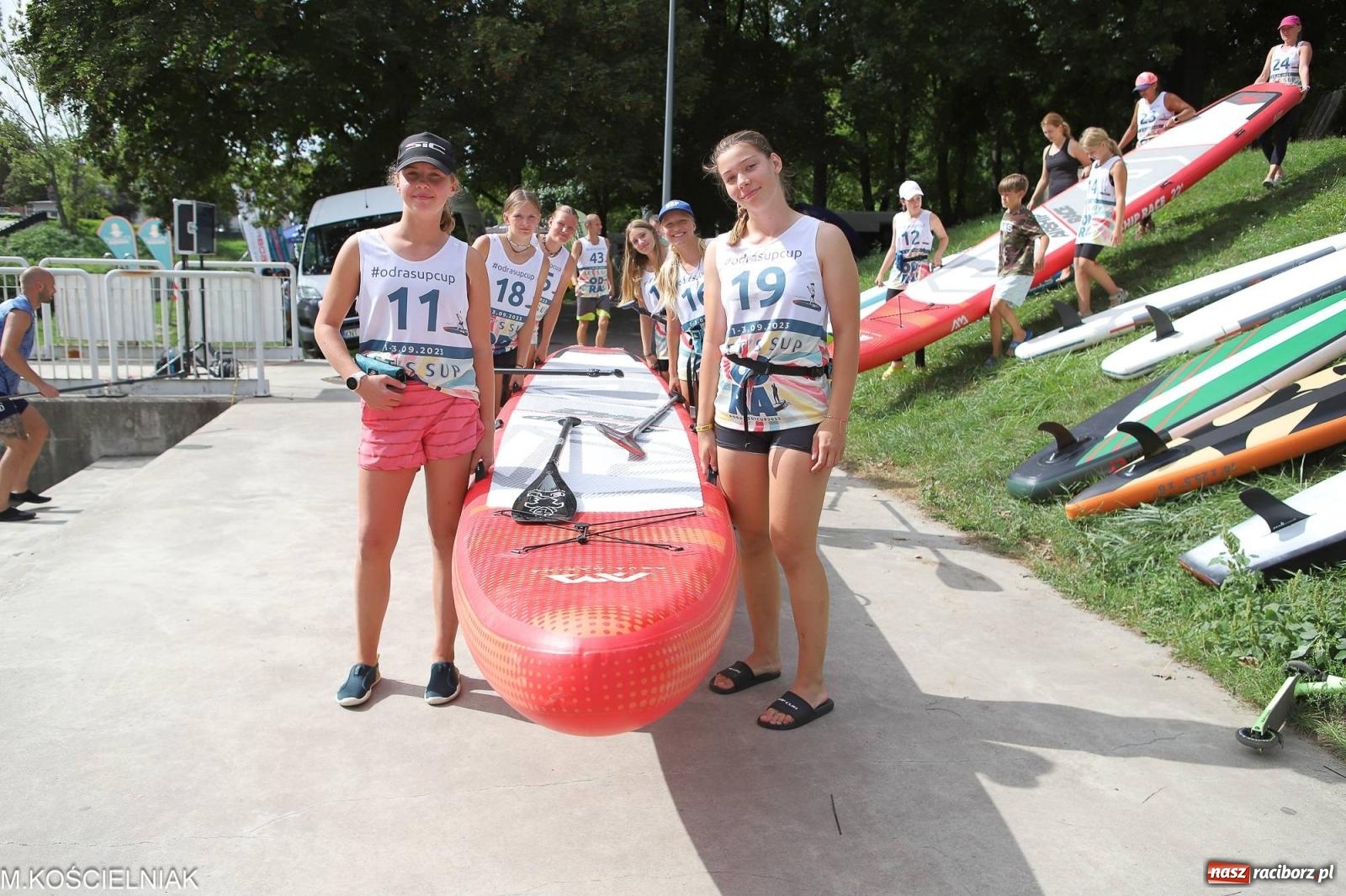 Zdjęcie w galerii na portalu naszraciborz.pl: Odra SUP CUP 2023. Wyścigi DRAGON RACE pod zamkiem wiadomości z regionu