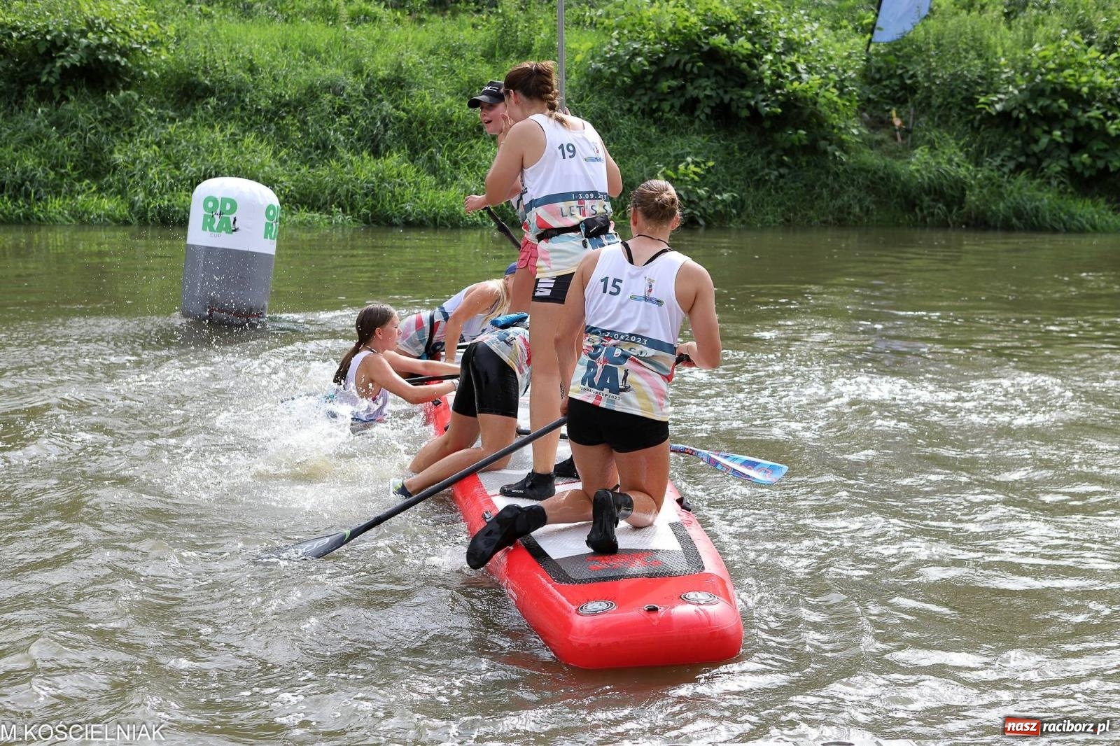 Zdjęcie w galerii na portalu naszraciborz.pl: Odra SUP CUP 2023. Wyścigi DRAGON RACE pod zamkiem wiadomości z regionu