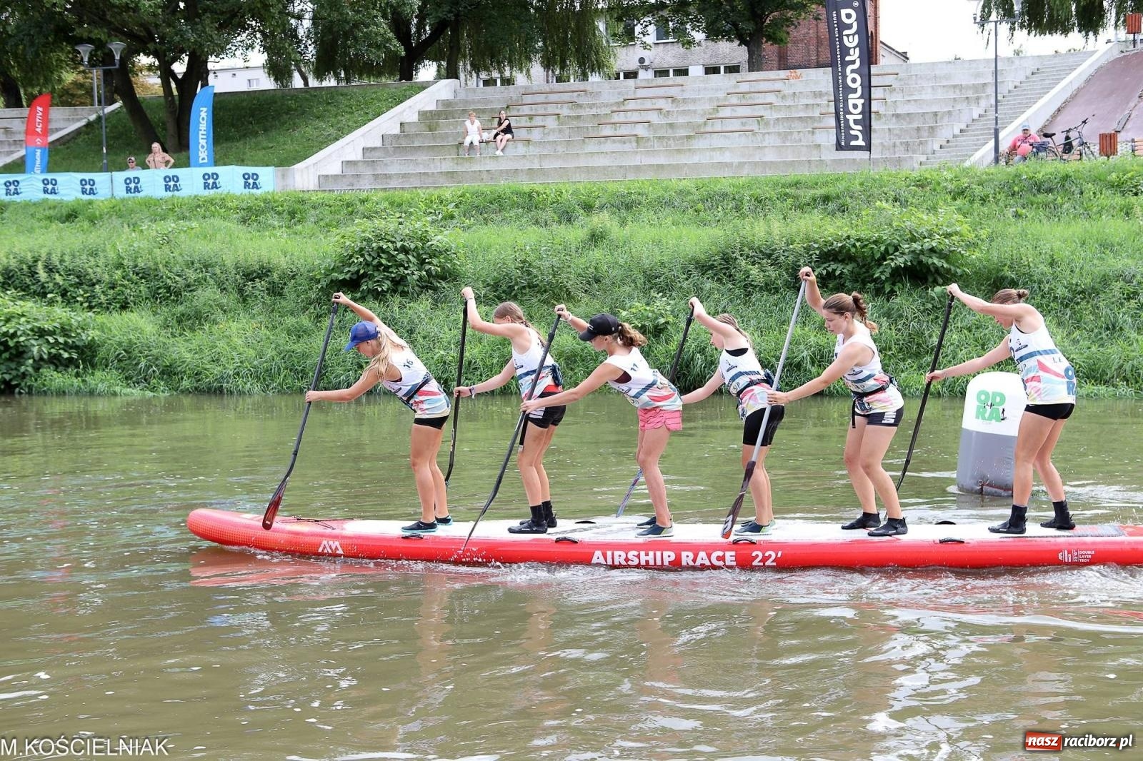 Zdjęcie w galerii na portalu naszraciborz.pl: Odra SUP CUP 2023. Wyścigi DRAGON RACE pod zamkiem wiadomości z regionu
