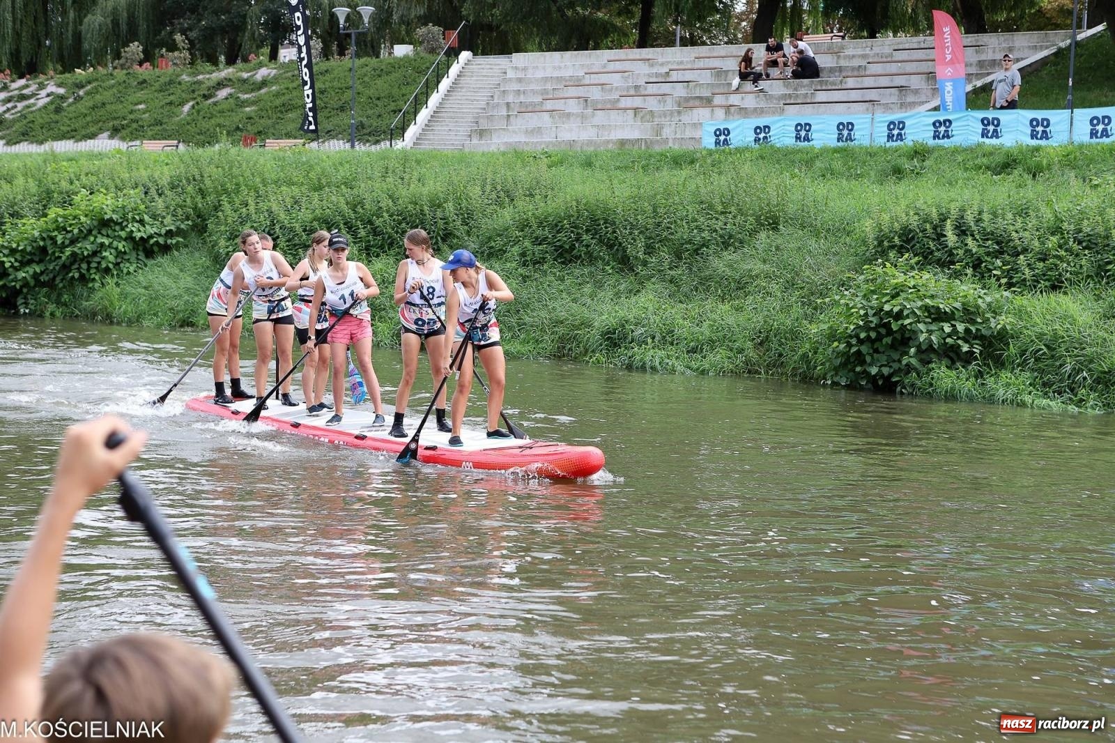 Zdjęcie w galerii na portalu naszraciborz.pl: Odra SUP CUP 2023. Wyścigi DRAGON RACE pod zamkiem wiadomości z regionu