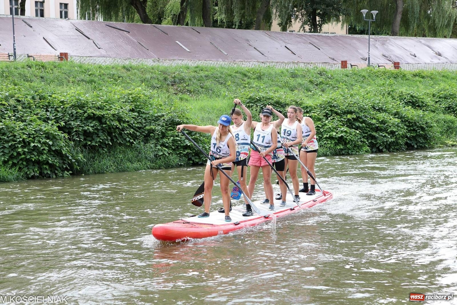 Zdjęcie w galerii na portalu naszraciborz.pl: Odra SUP CUP 2023. Wyścigi DRAGON RACE pod zamkiem wiadomości z regionu
