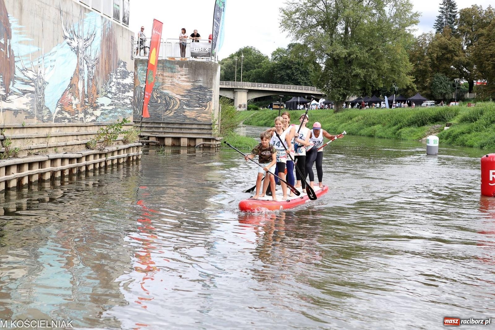 Zdjęcie w galerii na portalu naszraciborz.pl: Odra SUP CUP 2023. Wyścigi DRAGON RACE pod zamkiem wiadomości z regionu