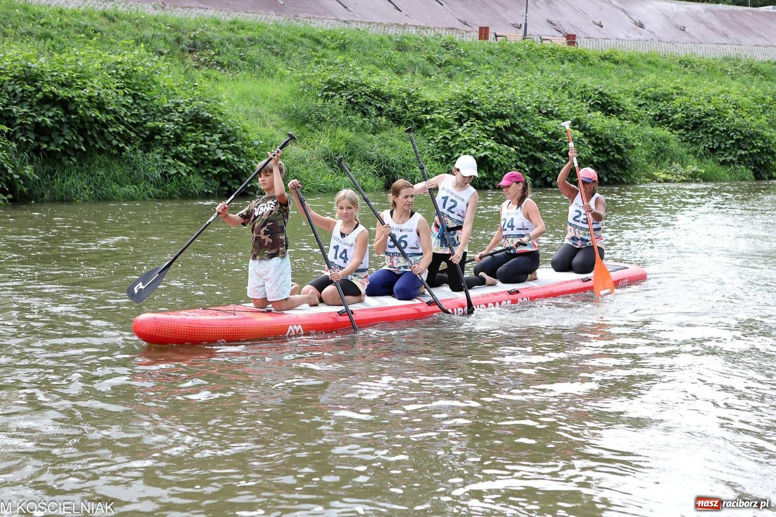 Zdjęcie w galerii na portalu naszraciborz.pl: Odra SUP CUP 2023. Wyścigi DRAGON RACE pod zamkiem wiadomości z regionu