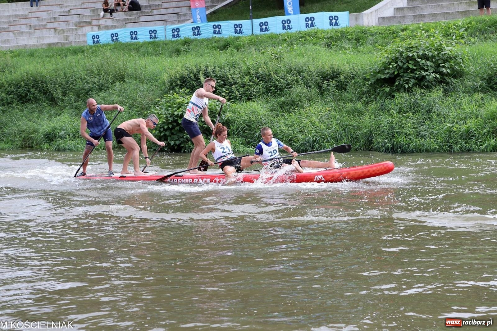 Zdjęcie w galerii na portalu naszraciborz.pl: Odra SUP CUP 2023. Wyścigi DRAGON RACE pod zamkiem wiadomości z regionu