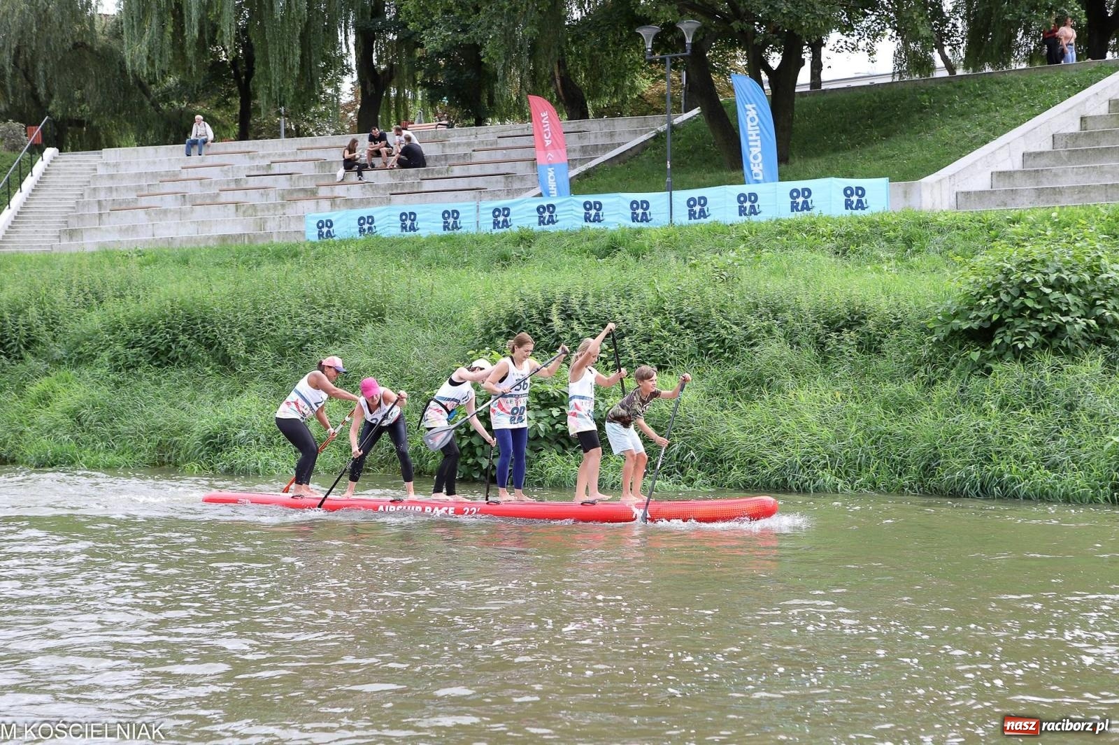 Zdjęcie w galerii na portalu naszraciborz.pl: Odra SUP CUP 2023. Wyścigi DRAGON RACE pod zamkiem wiadomości z regionu