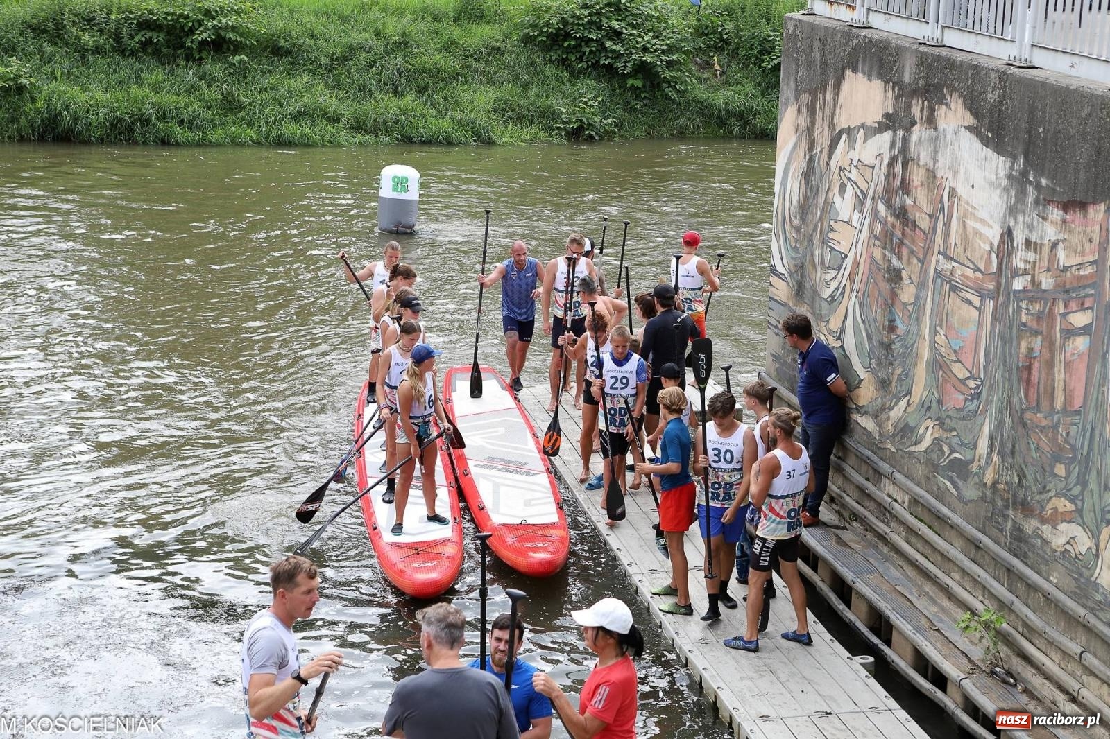 Zdjęcie w galerii na portalu naszraciborz.pl: Odra SUP CUP 2023. Wyścigi DRAGON RACE pod zamkiem wiadomości z regionu