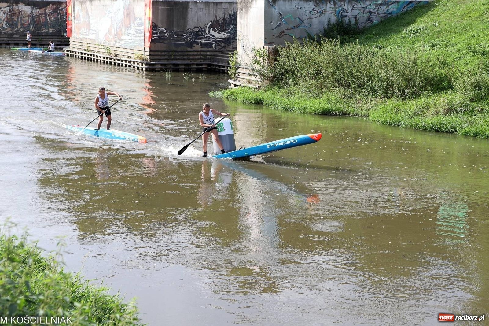 Zdjęcie w galerii na portalu naszraciborz.pl: Odra SUP CUP 2023. Wyścigi DRAGON RACE pod zamkiem wiadomości z regionu