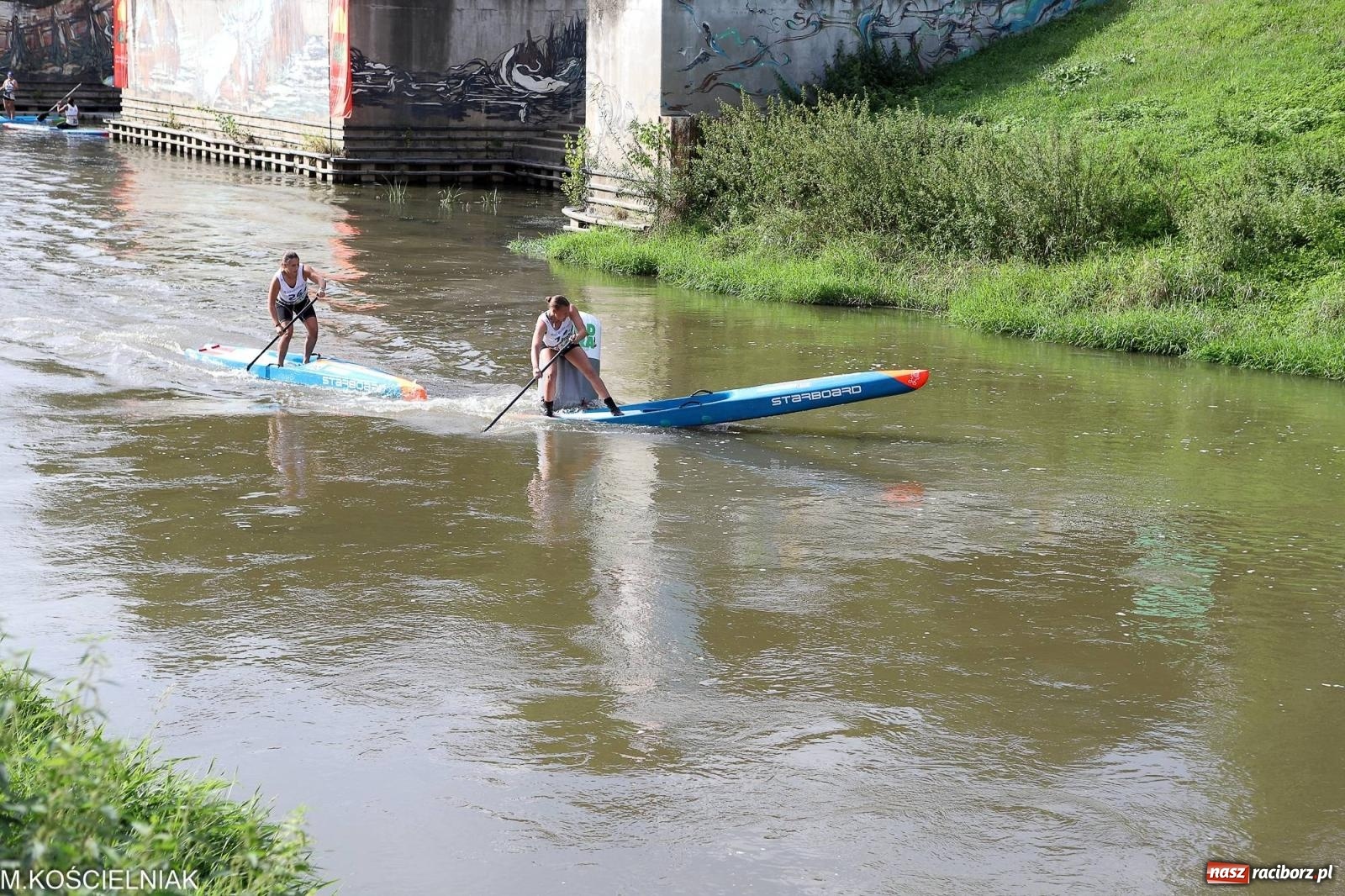 Zdjęcie w galerii na portalu naszraciborz.pl: Odra SUP CUP 2023. Wyścigi DRAGON RACE pod zamkiem wiadomości z regionu