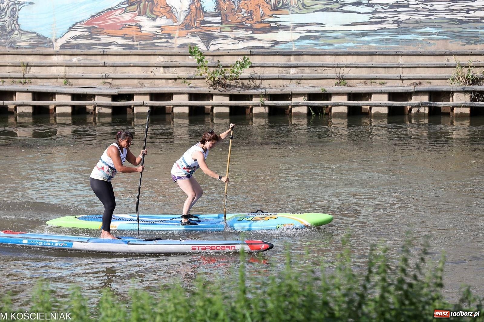 Zdjęcie w galerii na portalu naszraciborz.pl: Odra SUP CUP 2023. Wyścigi DRAGON RACE pod zamkiem wiadomości z regionu