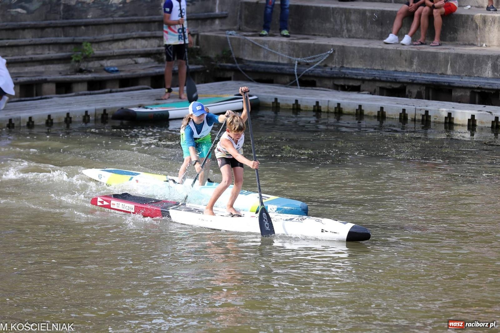 Zdjęcie w galerii na portalu naszraciborz.pl: Odra SUP CUP 2023. Wyścigi DRAGON RACE pod zamkiem wiadomości z regionu