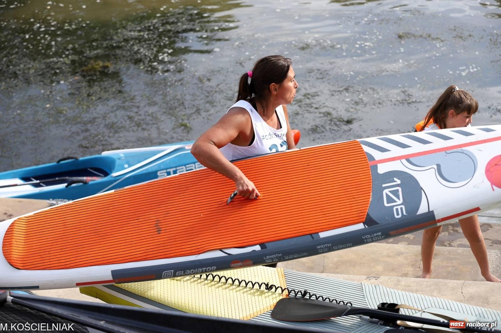 Zdjęcie w galerii na portalu naszraciborz.pl: Odra SUP CUP 2023. Wyścigi DRAGON RACE pod zamkiem wiadomości z regionu