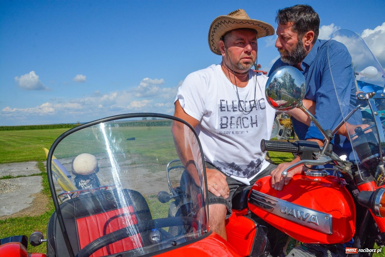 Zdjęcie w galerii na portalu naszraciborz.pl: Oldskul, mechanizacja i samolot. Dożynki w Rudyszwałdzie [FOTO i WIDEO] wiadomości z regionu