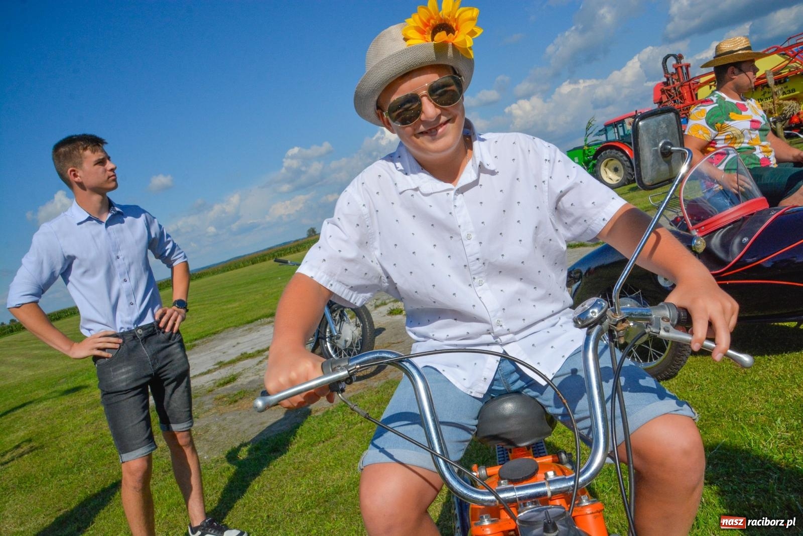 Zdjęcie w galerii na portalu naszraciborz.pl: Oldskul, mechanizacja i samolot. Dożynki w Rudyszwałdzie [FOTO i WIDEO] wiadomości z regionu