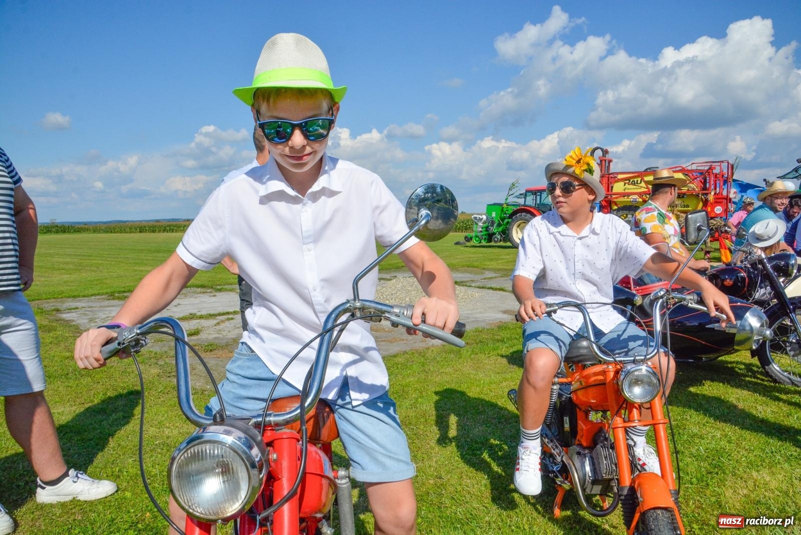 Zdjęcie w galerii na portalu naszraciborz.pl: Oldskul, mechanizacja i samolot. Dożynki w Rudyszwałdzie [FOTO i WIDEO] wiadomości z regionu