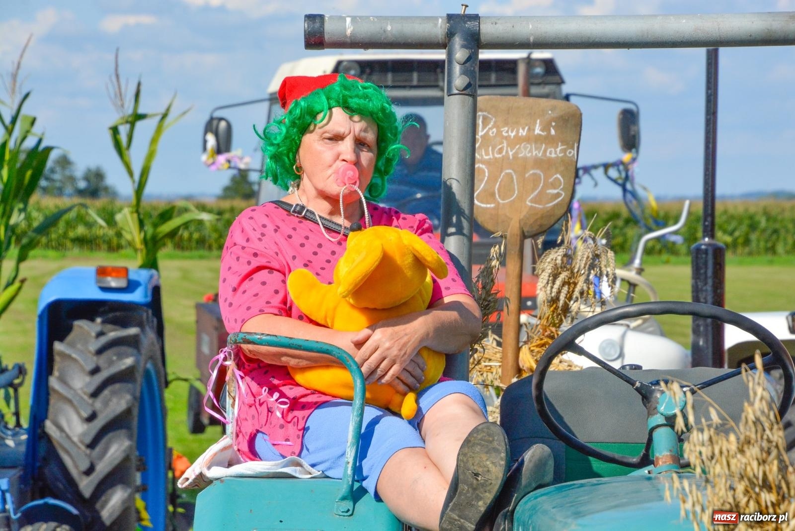 Zdjęcie w galerii na portalu naszraciborz.pl: Oldskul, mechanizacja i samolot. Dożynki w Rudyszwałdzie [FOTO i WIDEO] wiadomości z regionu