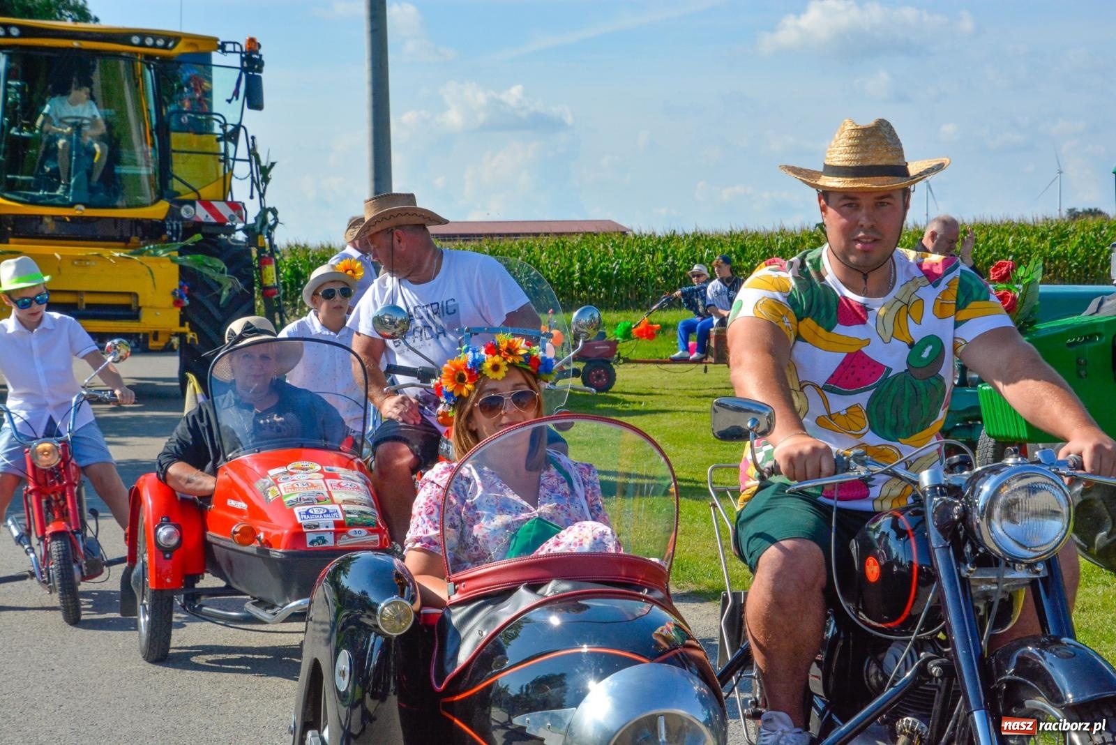 Zdjęcie w galerii na portalu naszraciborz.pl: Oldskul, mechanizacja i samolot. Dożynki w Rudyszwałdzie [FOTO i WIDEO] wiadomości z regionu