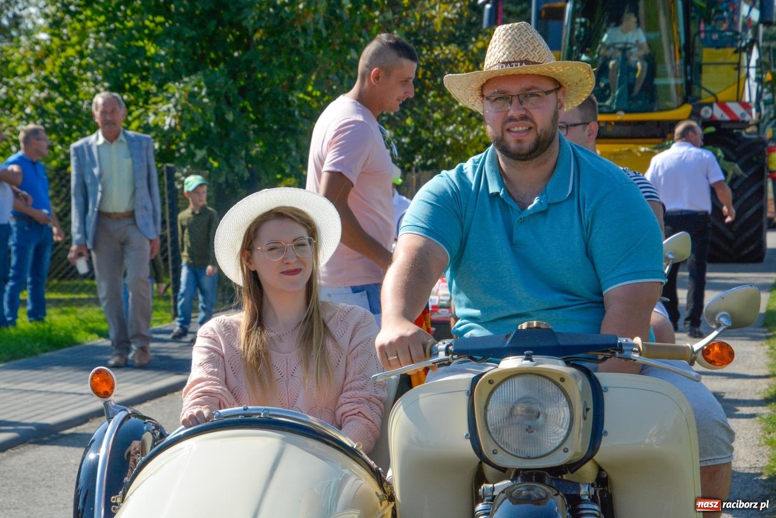 Zdjęcie w galerii na portalu naszraciborz.pl: Oldskul, mechanizacja i samolot. Dożynki w Rudyszwałdzie [FOTO i WIDEO] wiadomości z regionu