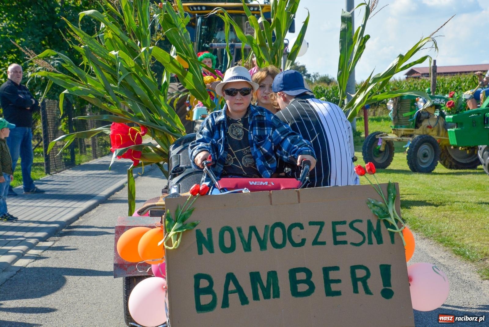 Zdjęcie w galerii na portalu naszraciborz.pl: Oldskul, mechanizacja i samolot. Dożynki w Rudyszwałdzie [FOTO i WIDEO] wiadomości z regionu